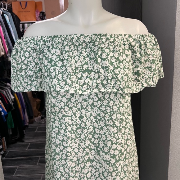 Wild Blue x Sadie Robertson Green and White Floral Shoulder Dress - Picture 2 of 7